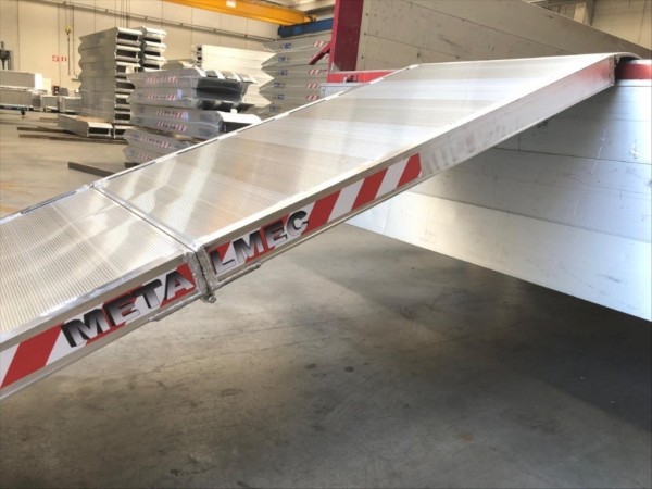 Hliníková nájezdová rampa 187510 (2)